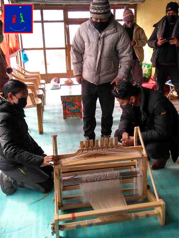 Demonstrating an 8-shaft loom